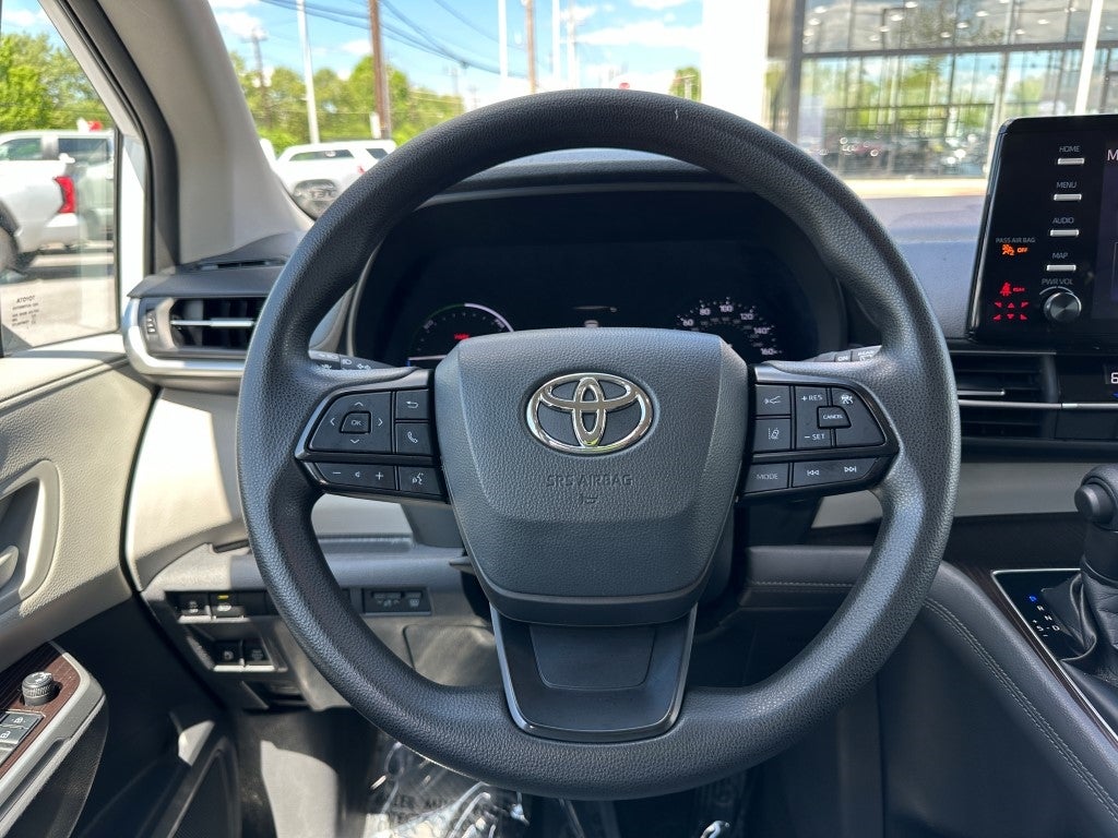 2022 Toyota Sienna LE 8 Passenger